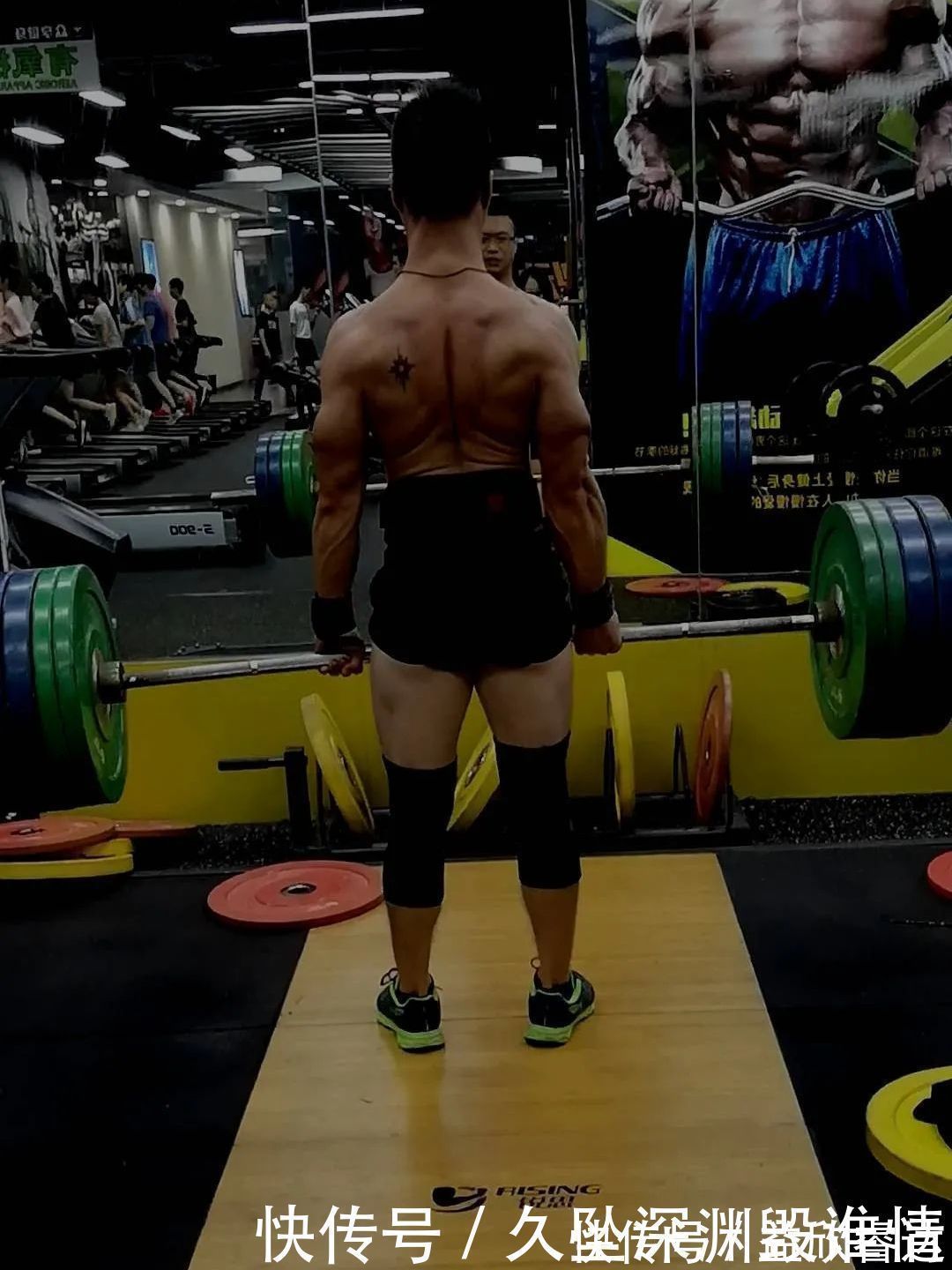 小哥|从格斗到撸铁，眼镜肌肉男大秀好身材，8块腹肌公狗腰，羡慕