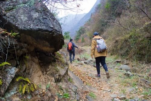 远村行走|寻访秦岭大沟，石墙后出现一间房子，房子孤零零的，但大门却开着