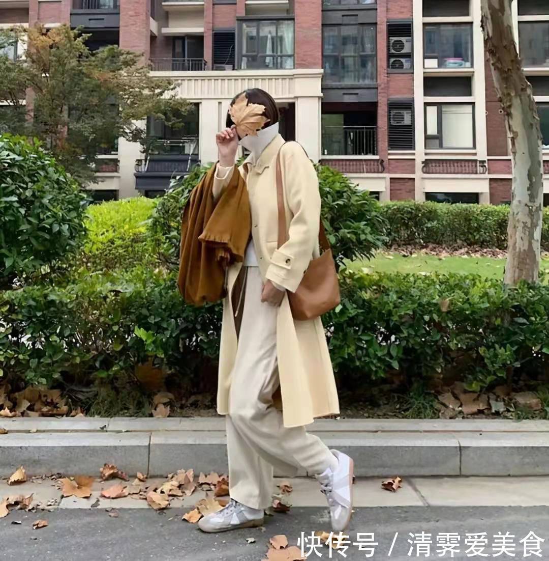 真正时髦的女人,入冬都少不了一件“白色毛衣”,简单搭配就很美
