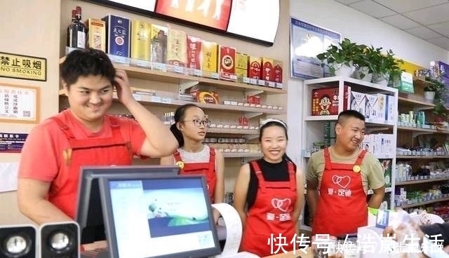 超市|这个4岁的男孩在超市什么也没买,但他的衣服鼓鼓的店员打开门时感到奇怪和窒息