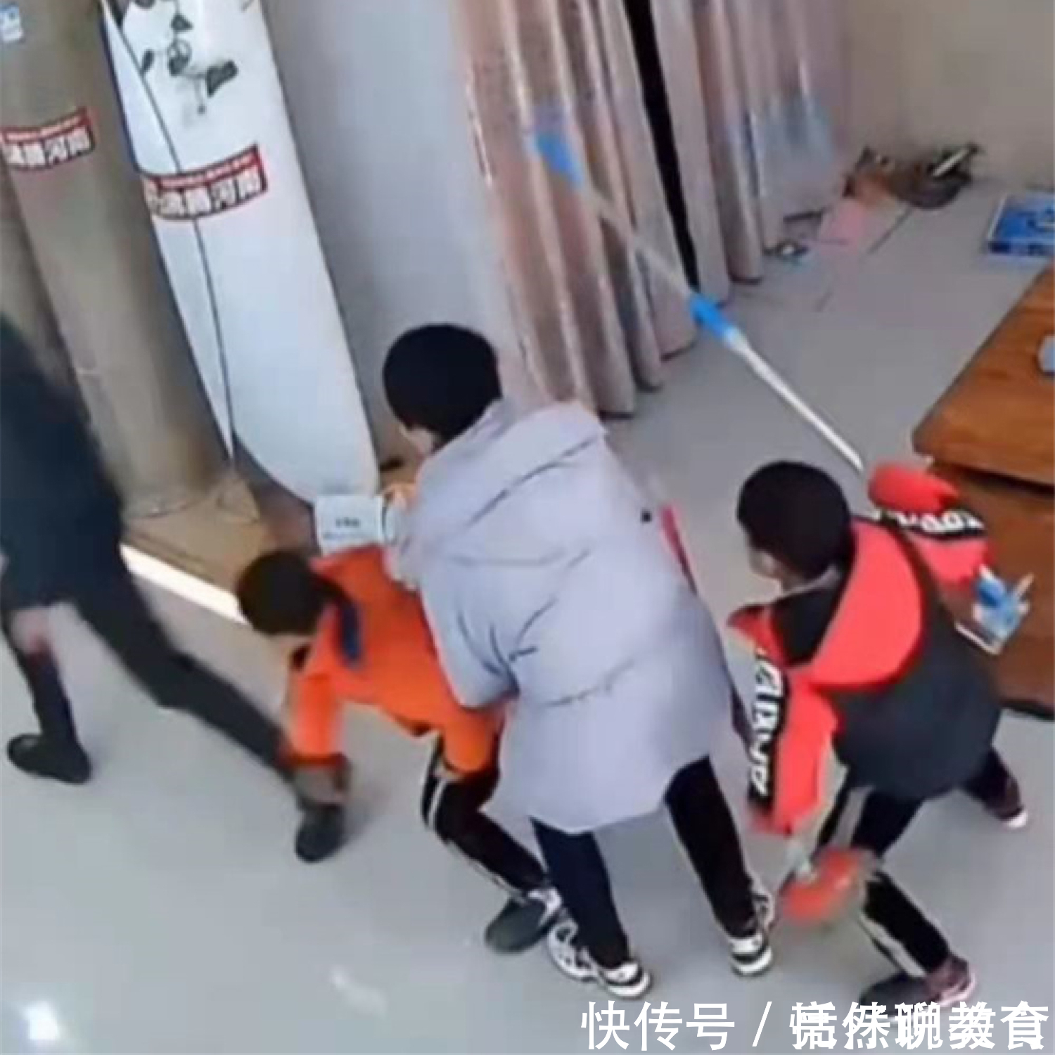 小棉袄|双胞胎儿子误以为爸爸欺负妈妈,举起拖把“护母”,有点暖