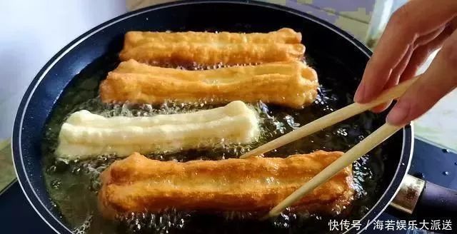 炸油条时,用小苏打还是食用碱都不好吃,大厨教你更好吃做法