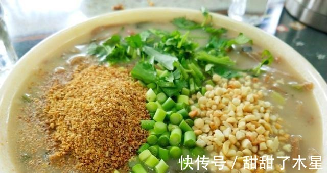 芝麻叶|第一次看到吃面条还要排队的,口感吃起来有点小筋道,吃不够!