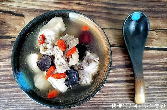 炖鸡汤时,有人先焯水,有人直接炖,大厨都不对,教你正确做法