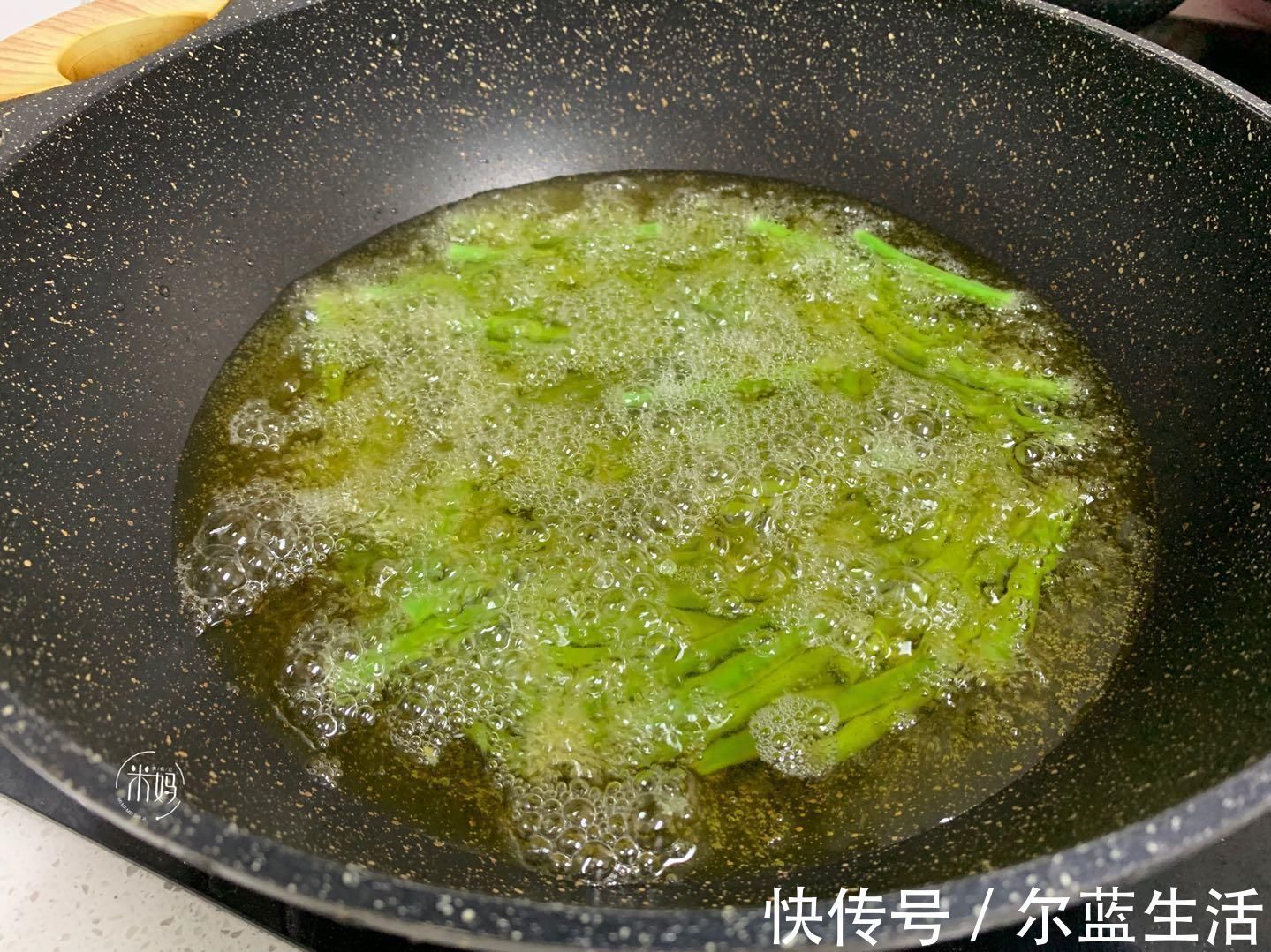 这两样素菜一起炒，实在太鲜香了，难怪女儿爱吃，比吃肉都香