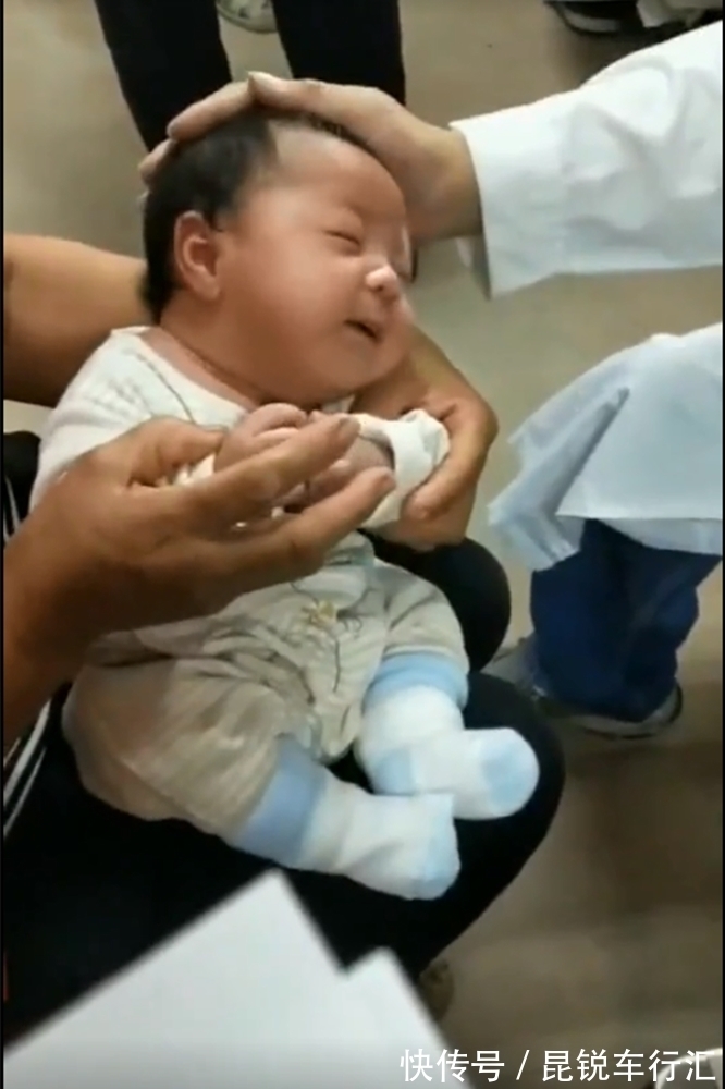 表情|刚满月就开始调戏医生了?这小表情,可真是萌翻了