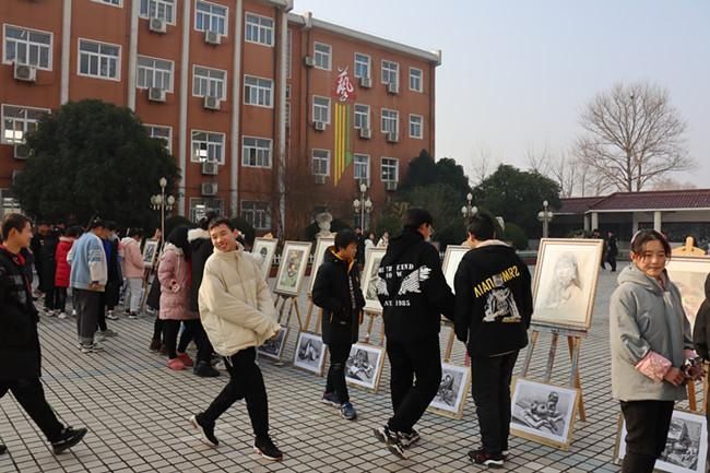 六安市张店中学举行庆元旦师生书画作品展