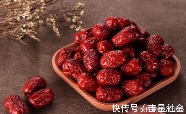 好处|晚上睡前吃几颗红枣，连吃一周，3个好处不请自来，谁吃谁受益