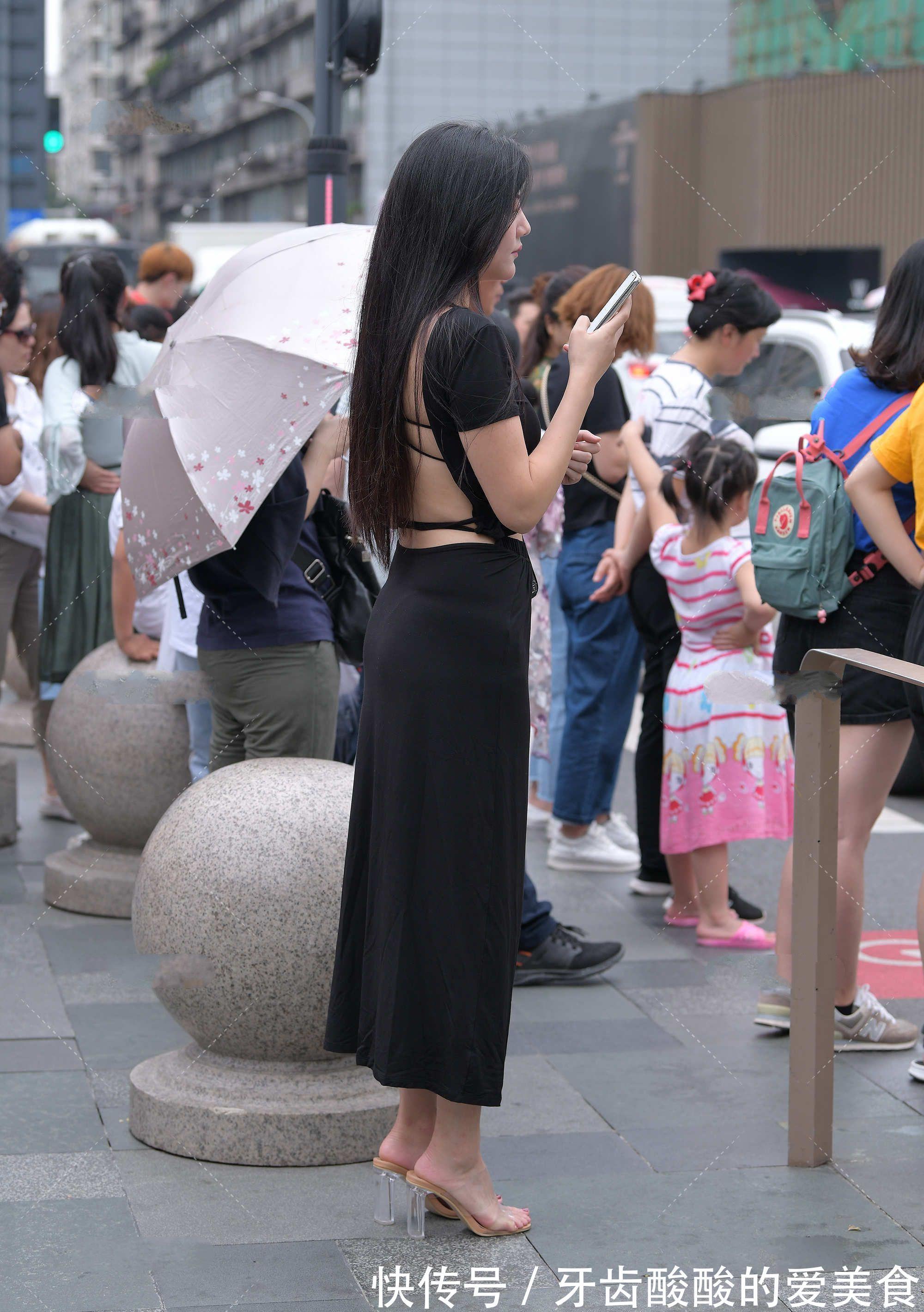 包包|黑色长款连衣裙,搭配披肩长发,手提精致小包包,尽显淑女风范