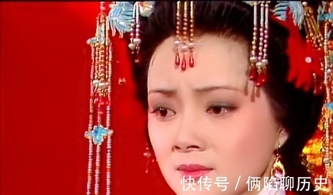 宝玉#红楼梦里的她,听到宝玉向黛玉表白之后,决心要将二人拆散