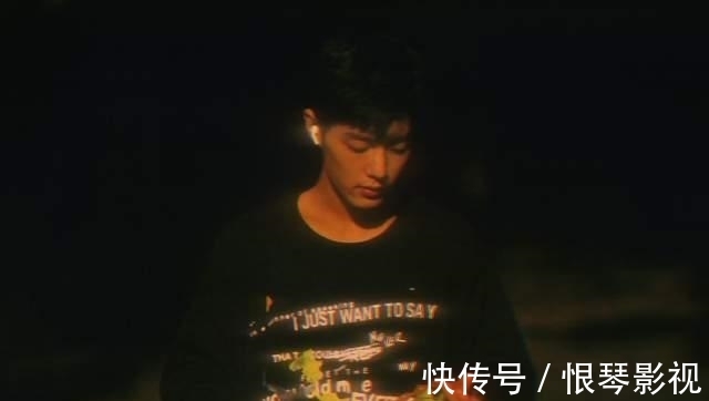 肖戰晚上放風箏,工作室發9宮格帥照,網友:期待一個vlog!