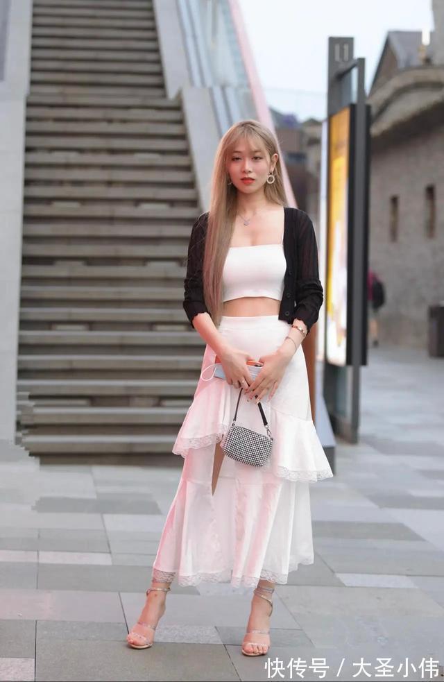 针织开衫|美女街拍:修身效果搭配时,要认真考虑的因素,把身材修饰好会让你更美