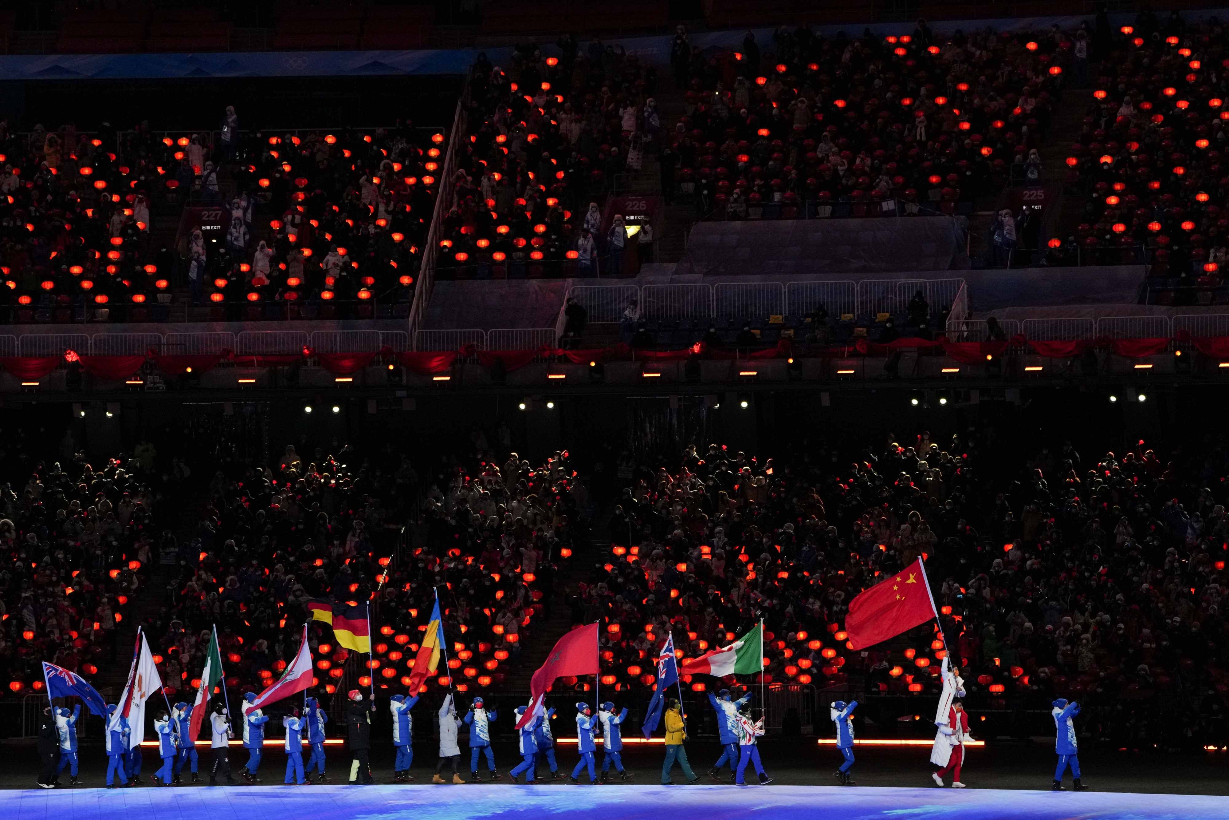 北京冬奥会|冬奥闭幕式高亭宇扛着徐梦桃进场，网友：“中国的国旗是最高的”