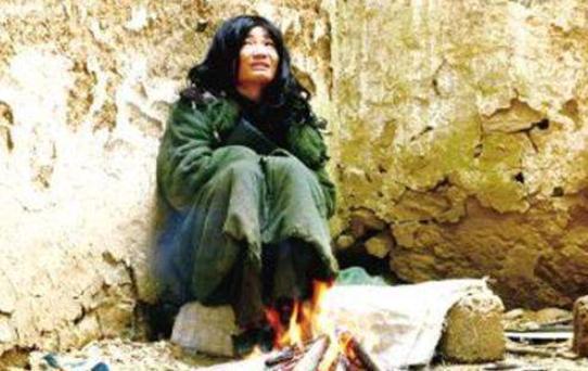 母亲|中国第一懒人:走路怕累吃饭靠喂,23年不干活,父母走后饿死家中