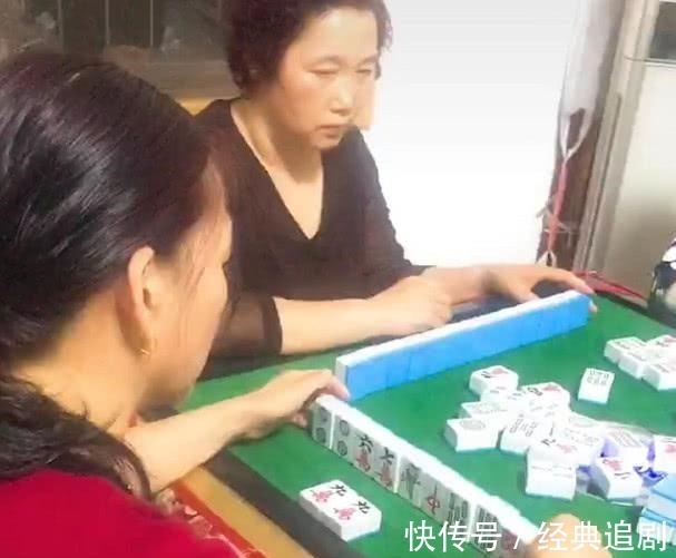 小棉袄|“花枝招展奶爸”打麻将带娃两不误火了,那生无可恋的眼神绝了