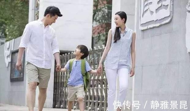 书包|爸爸接女儿放学迟到了,三胞胎气得当场扔书包,门卫大爷笑翻了