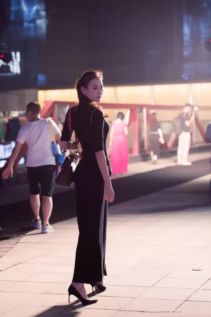 凸显|小姐姐扎着一头气质的马尾,看上去简约之中,凸显出干练的气息