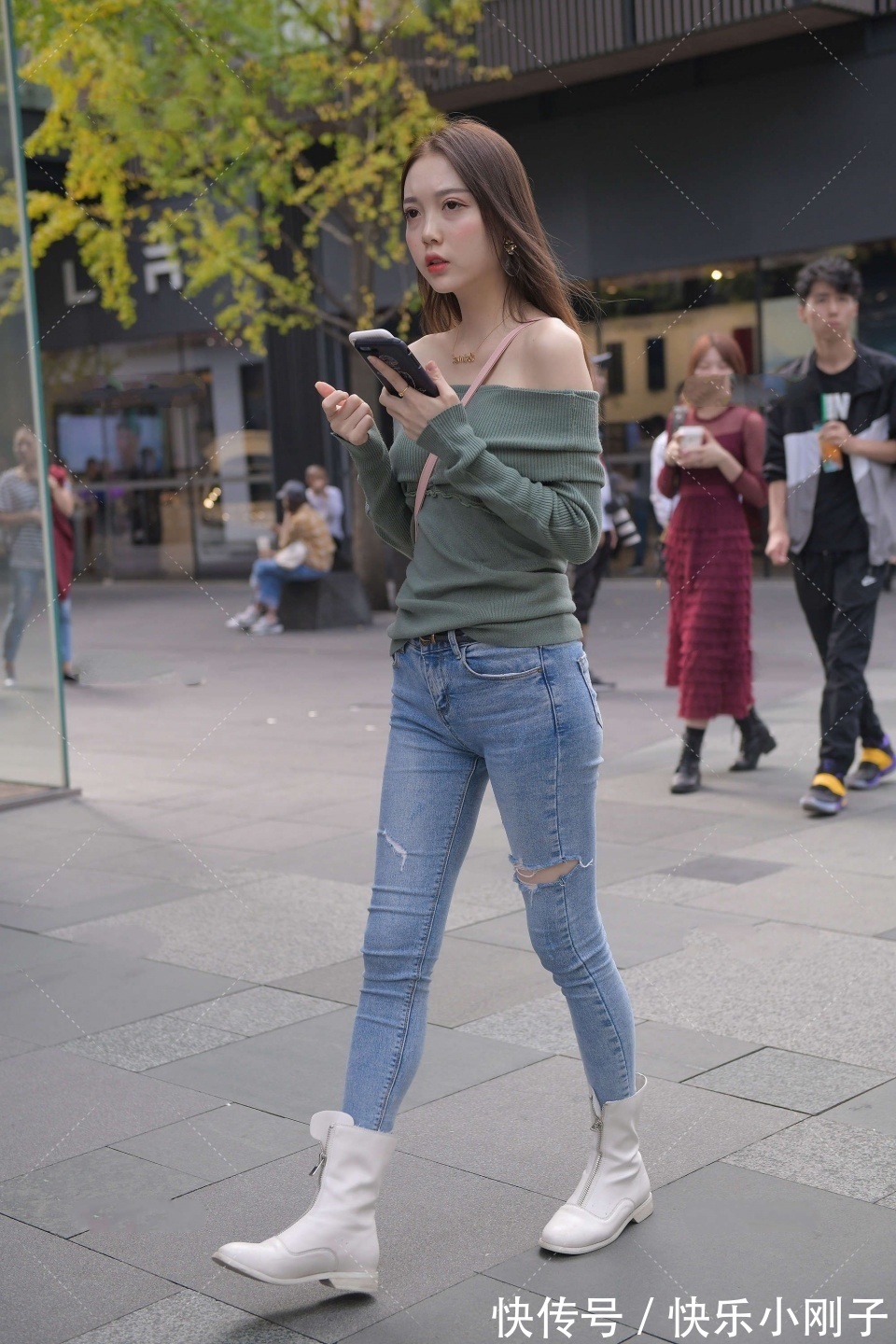 搭配|简单的单品也有魅力,修身打底搭配牛仔裤,穿出性感时尚