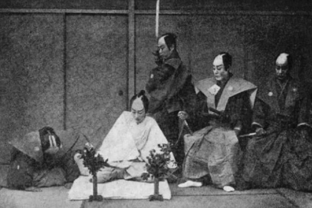 看起来|日军最真实的“切腹自尽”,看起来很高尚,实际上疼得满地打滚!