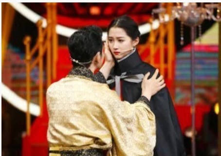 黃曉明將關(guān)曉彤摟入懷中，誰(shuí)注意到她的手放哪素質(zhì)是裝不出來(lái)的