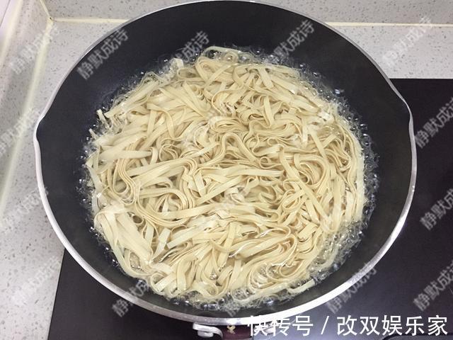 宅在家,我隔三差五做此菜,下饭又过瘾,还不长肉,做法超简单