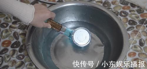疏通|淋浴喷头堵了不用怕，学会这诀窍，只需一个塑料袋就能轻松解决