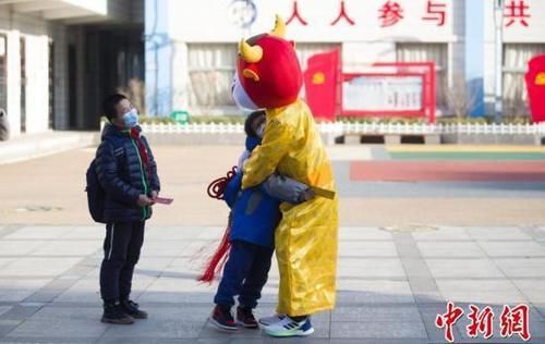 山西太原教师扮“福牛”迎小学生开学