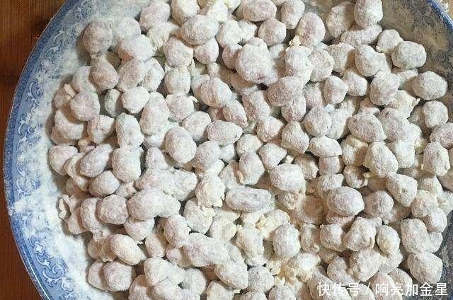 花生米里打1个鸡蛋,居然这么好吃,实在太解馋了,越吃越想吃