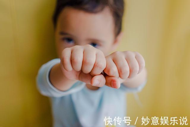 孩子|为啥宝宝爱打大人的脸?背后隐藏的“婴儿心理学”,宝妈要知道