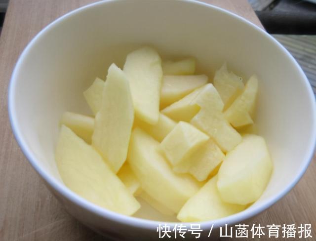 苹果银耳羹|苹果生吃太凉了,用这个方法煮一锅,香甜爽口又滋补,冷天可多吃