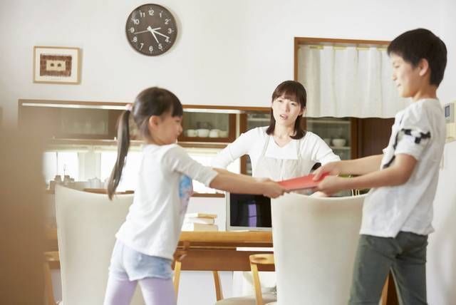 二宝|姐姐睡觉被弟弟吵醒,见妈妈没在,姐姐下意识的举动让人暖心