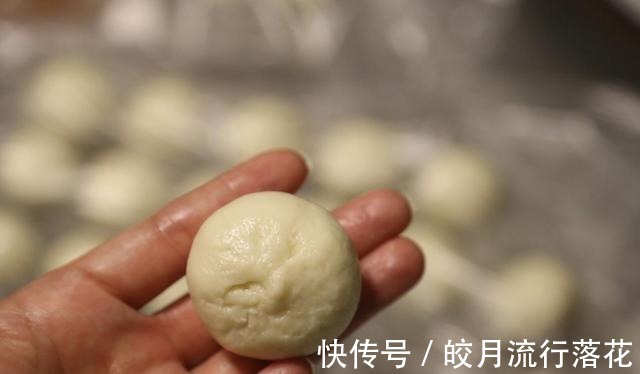 紫薯蛋黄酥|紫薯蛋黄酥的简单做法，香酥可口，营养美味！