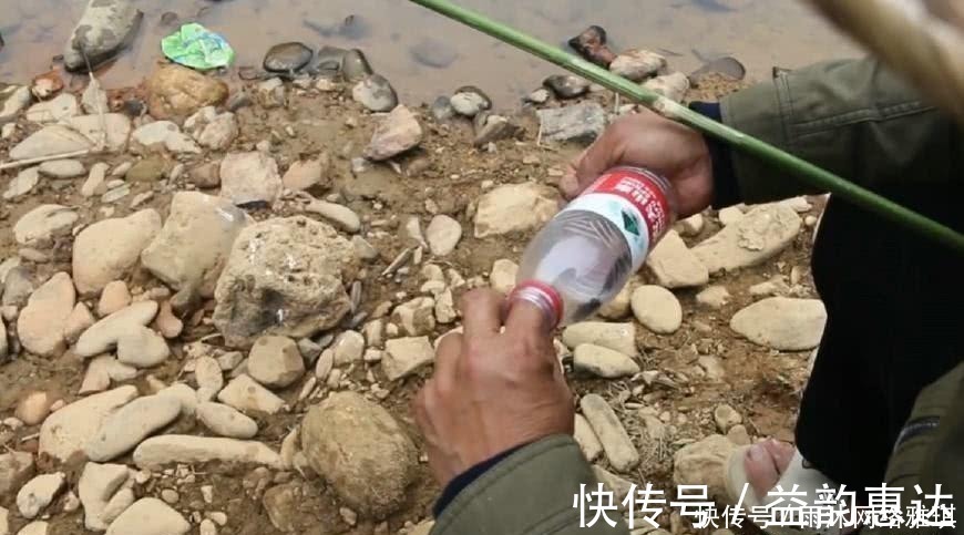 军鱼|山居老伯钓鱼,竹子做竿,蟑螂做饵,可钓的鱼一百一条