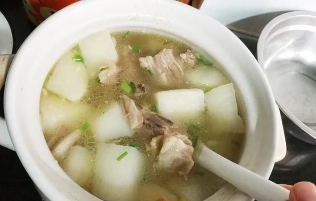 冬至|炖羊肉汤不要花椒、大料和料酒，加这两样味道鲜美，还没羊膻味!