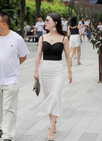 黑吊带配白鱼尾裙,层次分明,立体感十足