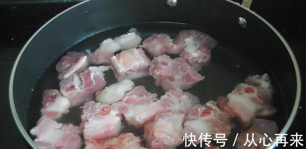 排骨不管怎么做，切记不要直接焯水，多做这2步，排骨不腥也不柴