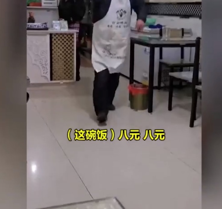 安徽一男子拉面馆吃饭，因加了2勺辣椒酱遭老板驱赶：这碗饭才8块