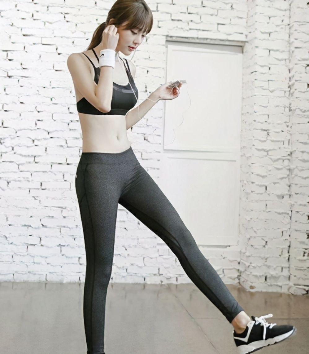 街拍性感时尚的紧身打底裤美女,勾勒出的完美曲线