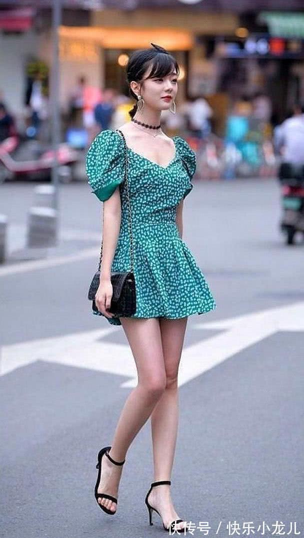 连衣裙 清新的白色连衣裙,衬托出女性优美的曲线,超时尚搭配展现