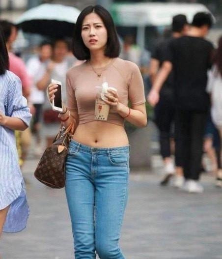 时尚 紧身牛仔裤设计简单,穿起来舒适时尚,穿起来尽显曲线美!