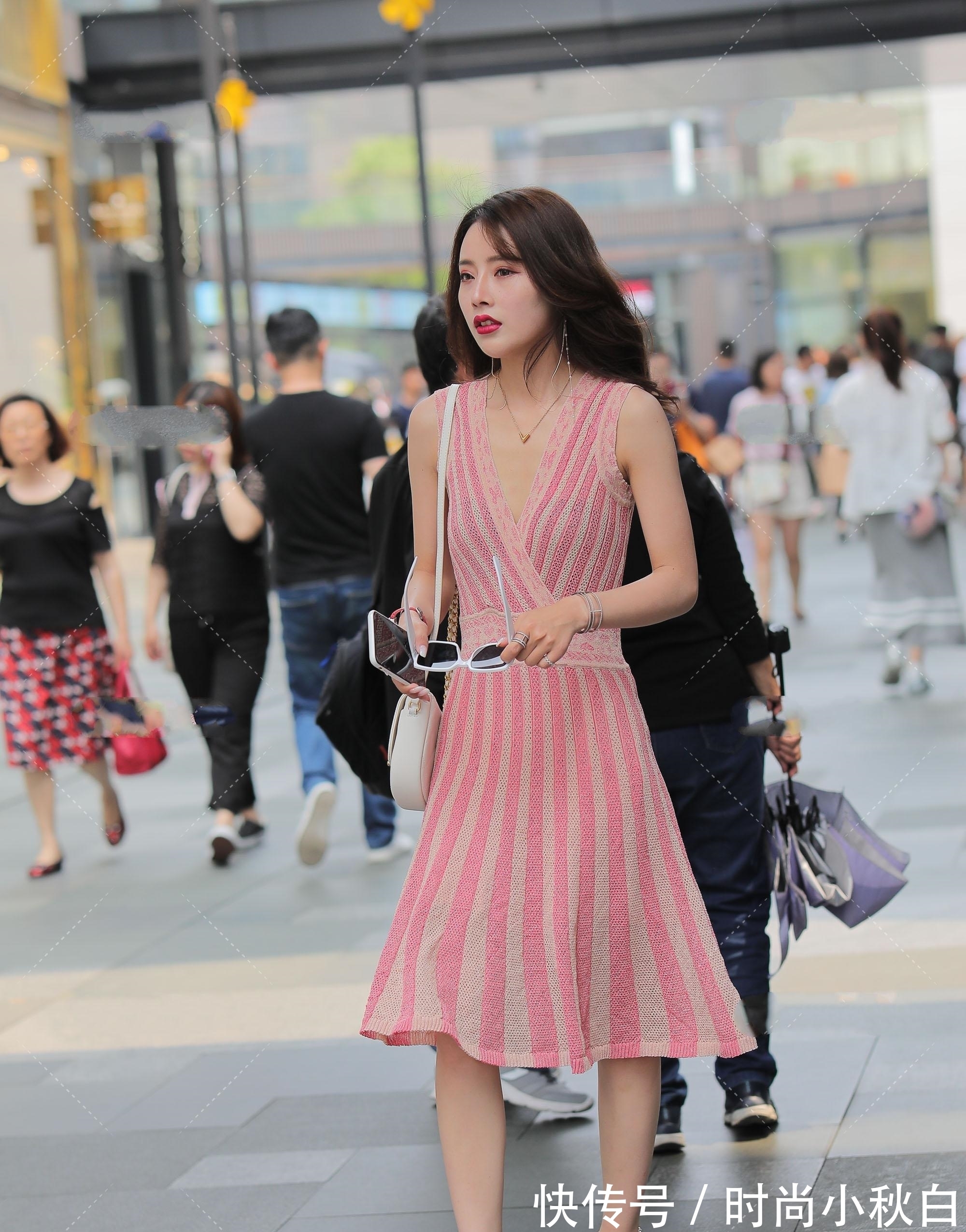 条纹|粉色条纹针织长裙搭配可爱小圆包,性感前卫,时尚俏丽