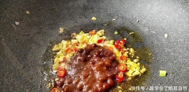 菜市场遇到它别手软,4块1斤营养高,切丝浇上酱汁焖一锅,够鲜美