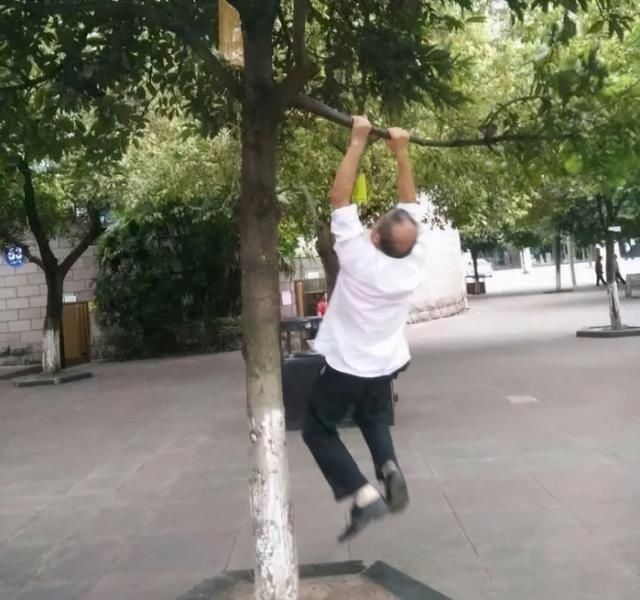 锻炼方式|大爷大妈为治疗颈椎病把头挂树枝上锻炼,跟随绳索摇晃!网友:确定老年人可以这么玩?