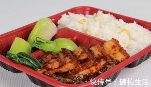 更年期|女人过了45岁要管住嘴,6种食物要少吃,能安度更年期,显年轻