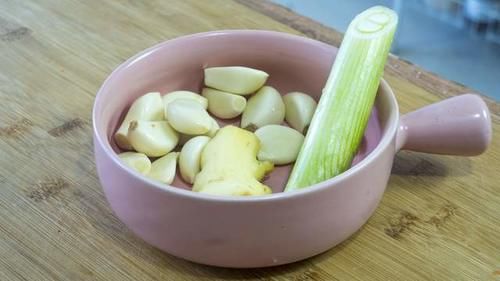 香菜不要当配菜了，农村姑娘教你1个新吃法，喝粥拌饭都是绝配