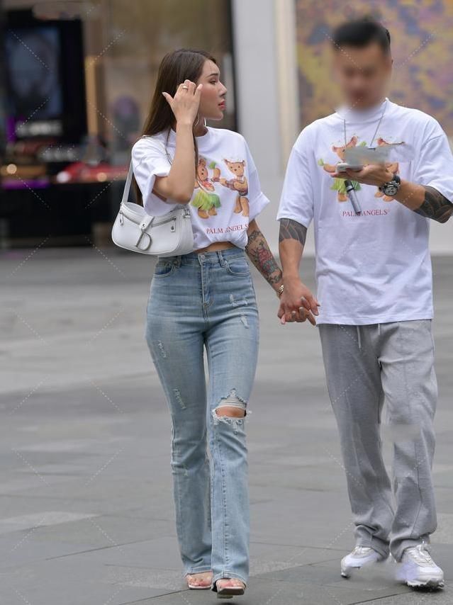 破洞喇叭裤配上可爱的印花白T，个性十足的休闲风范