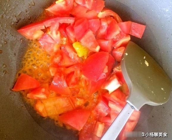 做西红柿炒鸡蛋时，多加几滴这东西，滋味大不相同，家人更爱吃