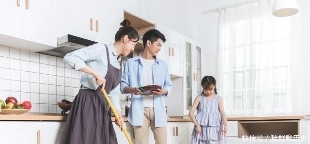 家务|一岁多萌娃单手打鸡蛋,穿尿不湿炒菜,网友:忘喝孟婆汤的大厨