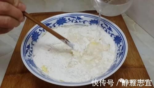 我家面粉就爱这样吃，加2个鸡蛋，焦脆香酥不油腻，吃过就念念不忘