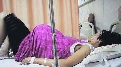 产妇|怀孕43周却没生下孩子,产科医生检查后,斥责产妇太无知